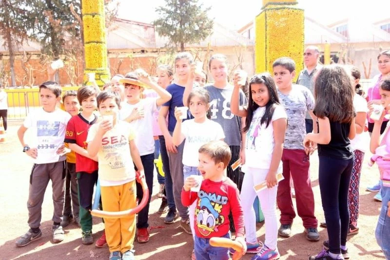 Tütüncü’den, ilk teneffüs zilinde öğrencilere portakal suyu
