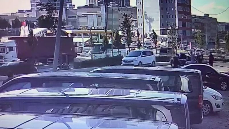 Genç kadını polisler ölümden son andan kurtardı
