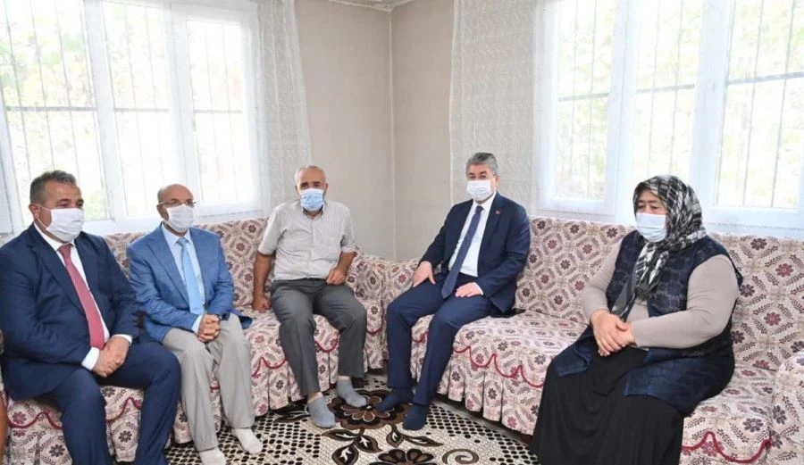 VALİ DR. YILMAZ, ŞEHİDİT PİYADE UZMAN ONBAŞI ERTUĞRUL KÖSE’NİN AİLESİNİ  ZİYARET ETTİ