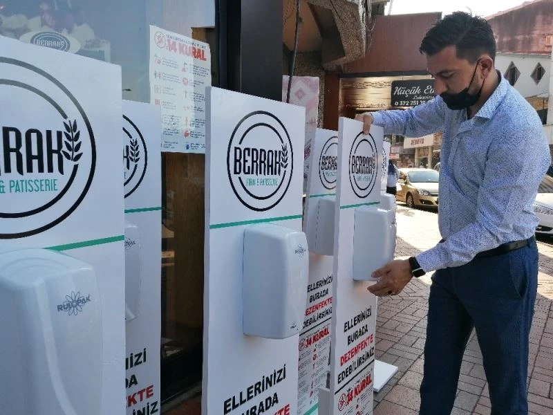 İşadamı, 50 okula sensörlü dezenfektan hibe etti
