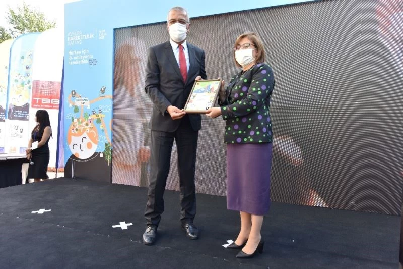 Başkan Tarhan 2 günde 2 ödülün sahibi oldu
