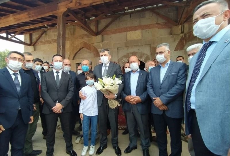 Cuma namazını tarihi camide kıldılar
