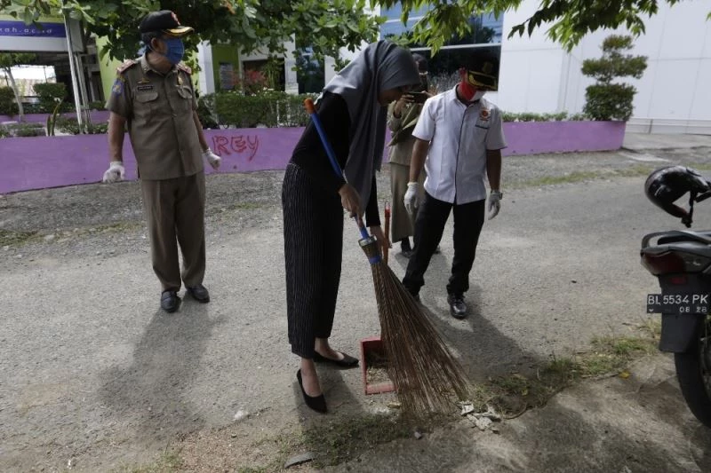 Endonezya’da maske takmayanlara ilginç cezalar uygulanıyor
