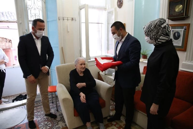 Evini Yunan vakfına satmayan Mihriye Yalazı’ya Ülkü Ocaklarından Türk bayrağı
