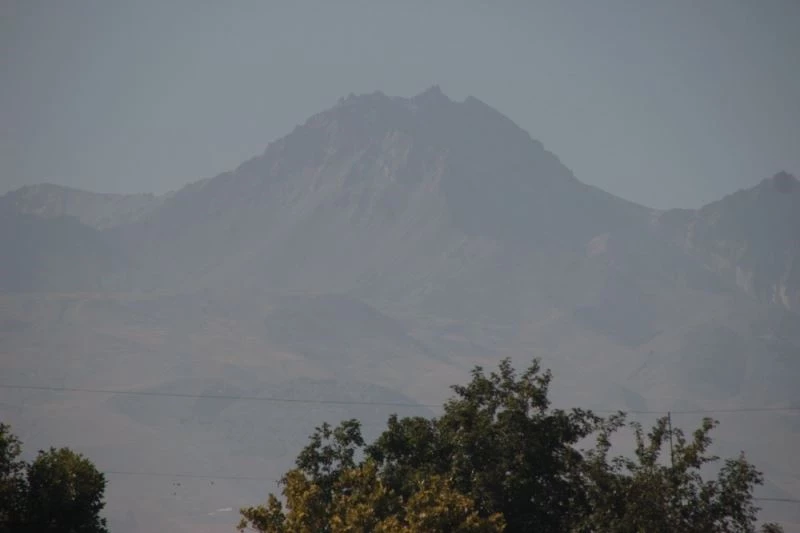Erciyes’te karlar eriyince akıllara ‘Karlar eriyince borcumu öderim’ deyimi geldi

