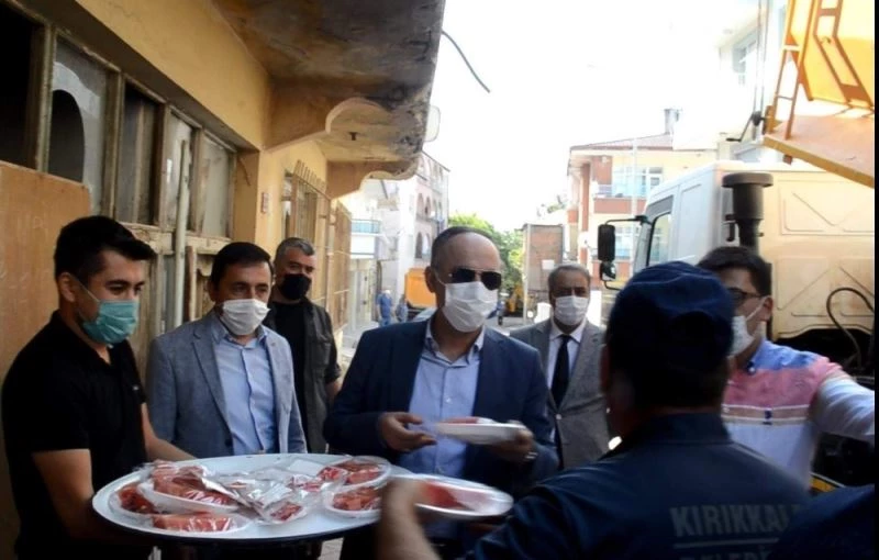 120 derecelik asfalt kaplayan işçilere karpuz ikramı
