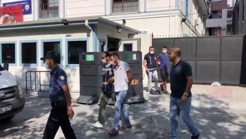 Zabıtaya saldıran seyyar satıcılar adliyede
