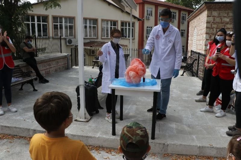 (Özel) Minik ellerini yıkadıkça oyuncaklarına kavuşuyorlar
