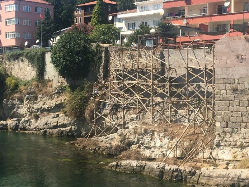 İskelede dengesini kaybeden işçi kayalıklara düştü
