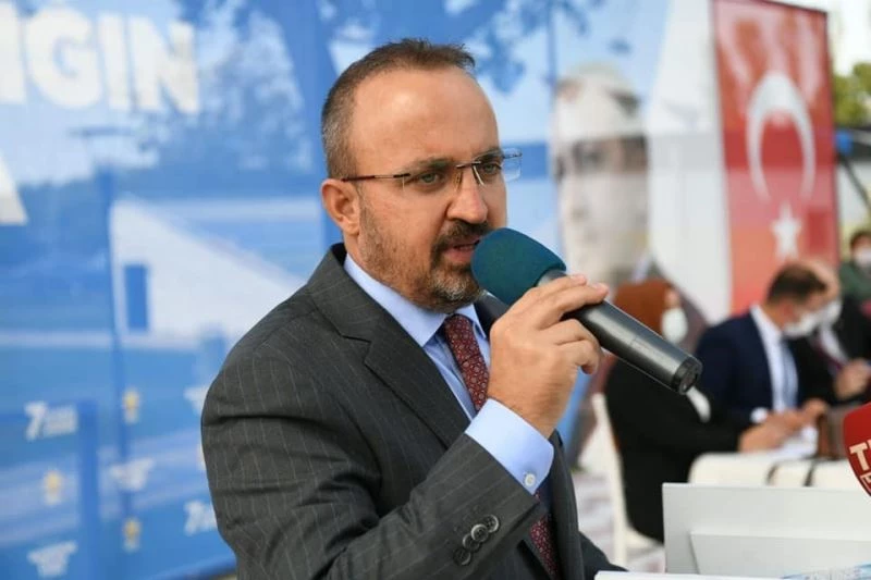 AK Partili Turan: “Fransa Cumhurbaşkanına Türkçe tweet attıran adamın adı Recep Tayyip Erdoğan’dır”
