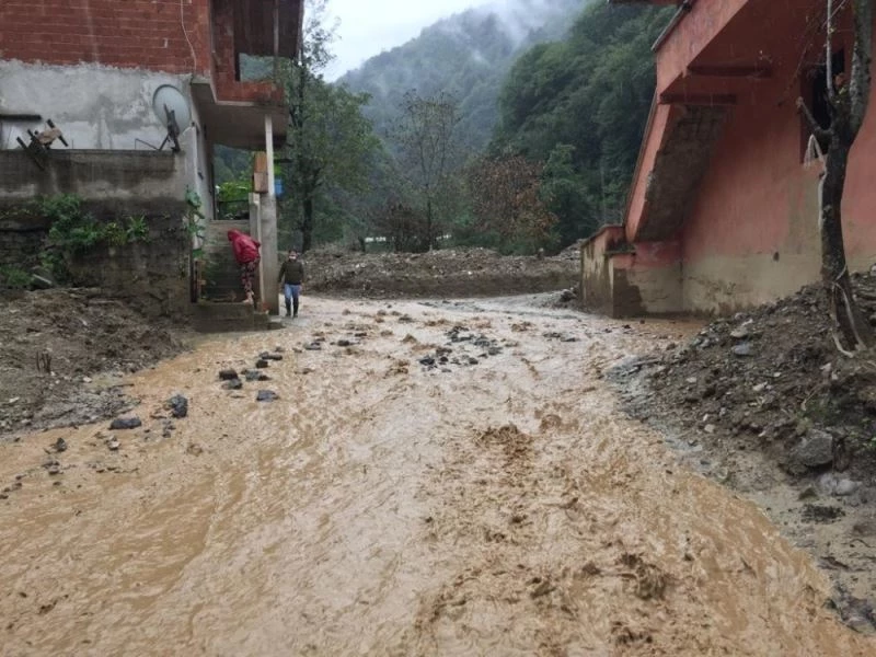 Rize’de şiddetli yağış Ardeşen ilçesinin Kaçkar köyünde sellere neden oldu
