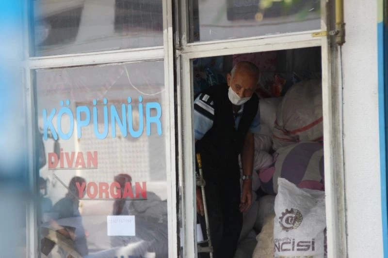 Karantinada olması gereken yaşlı adam dükkanında yorgan dikerken yakalandı
