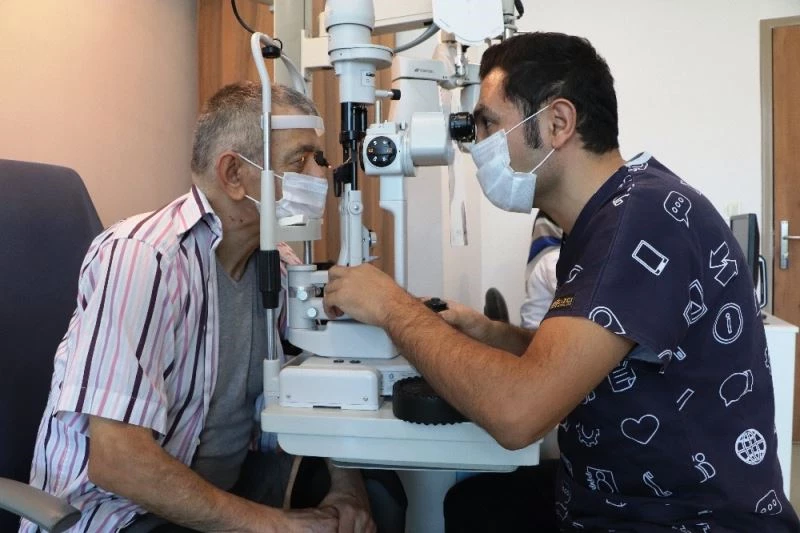 Aylardır görmeyen hastalar ’vitrektomi’ ameliyatı ile tekrar görüyor
