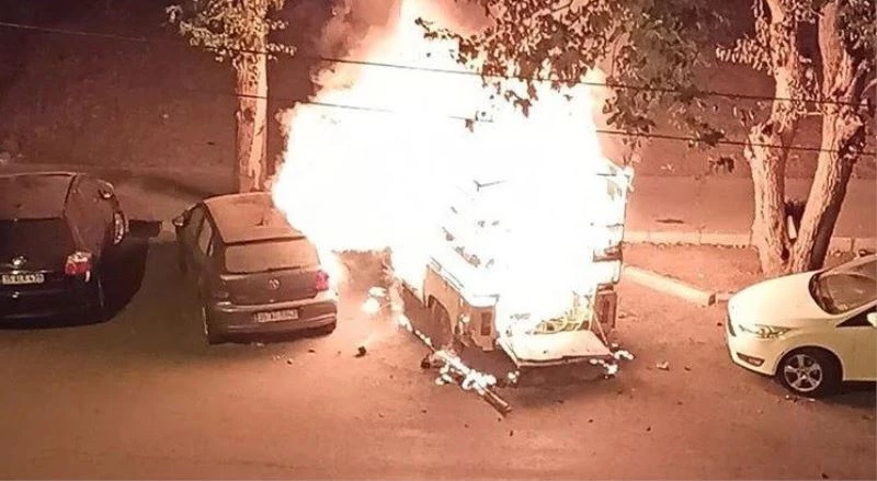 İzmir’de 3 aracı kundakladığı iddia edilen zihinsel engelli gözaltında
