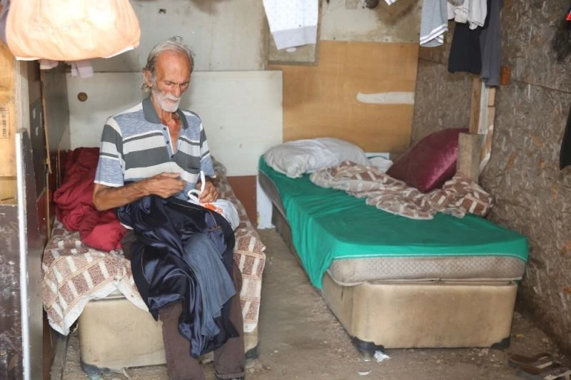 Barakadan alınıp barınma merkezine yerleştirilince gözyaşlarına boğuldu
