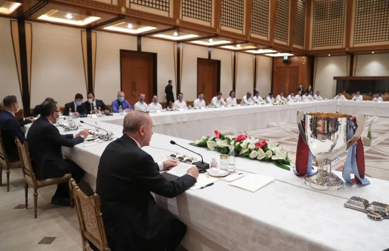Cumhurbaşkanı Erdoğan, Trabzonspor yönetimi ve futbolcularını kabul etti
