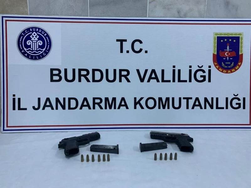 Burdur’dan Antalya’ya kaçak silah getirmeye çalışırken jandarmaya yakalandı
