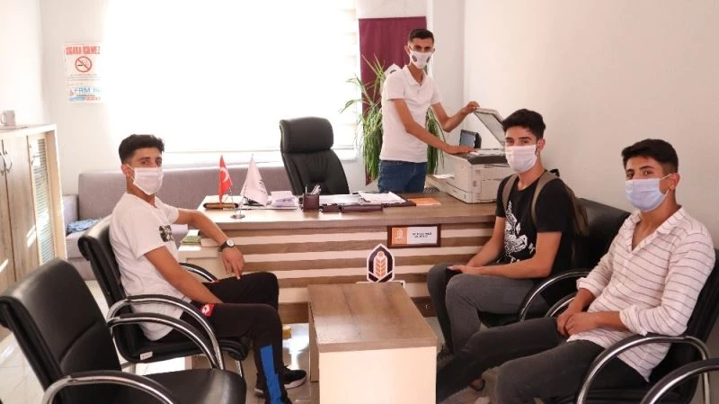 Bürosunu öğrencilere açan muhtar, ücretsiz fotokopi hizmeti veriyor
