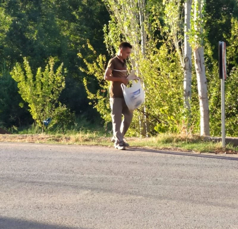 Engelsizlerin attığını engelli genç topluyor
