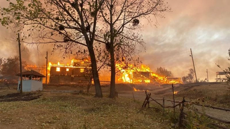 Kastamonu’da orman yangını 4 ev ve 4 samanlığı da kül etti
