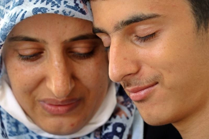 Evden yüzlerce kez kaçan oğlu için elektronik kelepçe istedi
