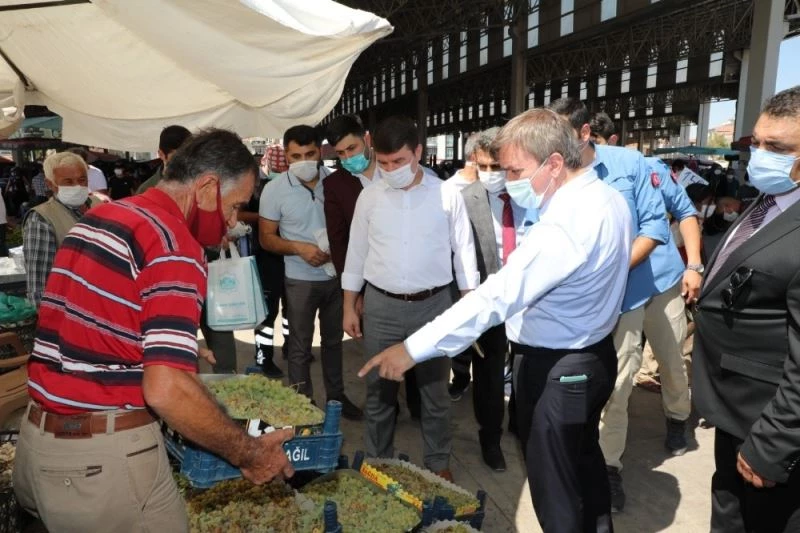 Vali Aydoğdu maske dağıtarak halkı uyardı

