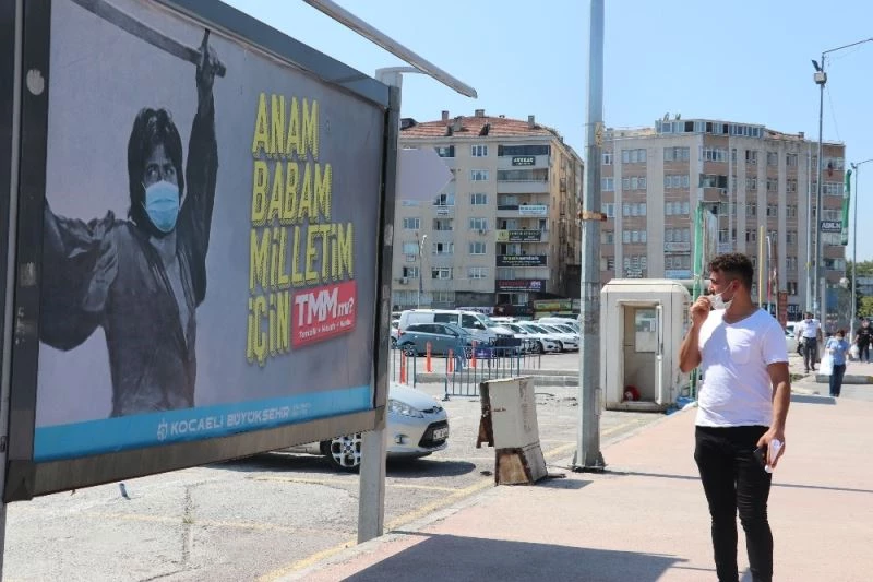 Yeşilçam’ın unutulmaz isimlerinin yer aldığı afişleri gören maskesini takıyor
