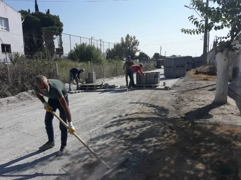 Kocagür Mahallesi kanal yoluna parke taşı döşeniyor
