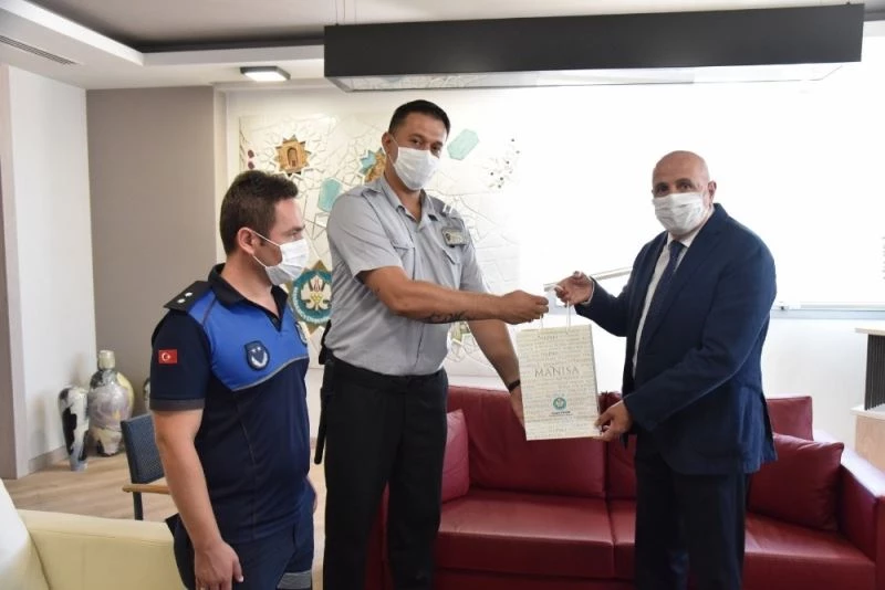 Buluntu çantayı sahibine teslim eden zabıtaya ödül
