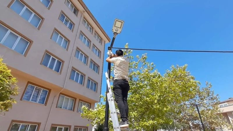 Muhtar mahallesini kamerayla  izliyor

