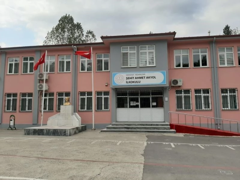 Öğrenciler uzun bir aradan sonra öğretmenleriyle ‘yüz yüze’ geliyor
