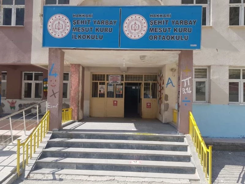 Fedakar öğretmenler minik öğrenciler için okullarını boyayıp temizlediler
