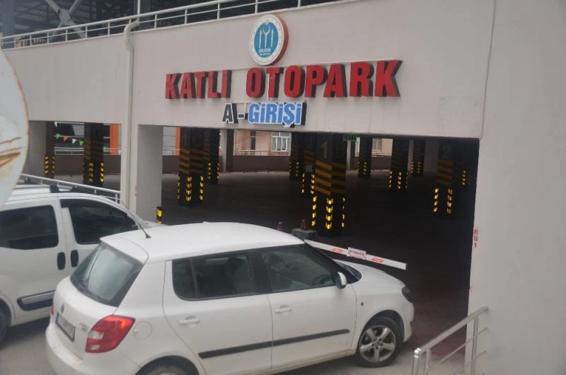 Sabah otoparka gelenler şaşkına döndü
