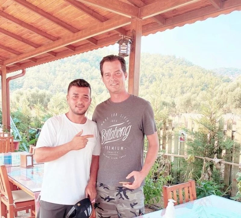 Alp Kırşan tatilini Çökertme’de geçiriyor
