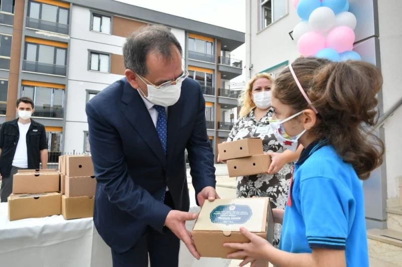 İlk 40 dakikalık teneffüsün simitleri Büyükşehir’den
