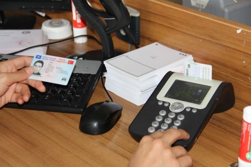 Ehliyet bilgileri kimlik kartlarına yükleniyor
