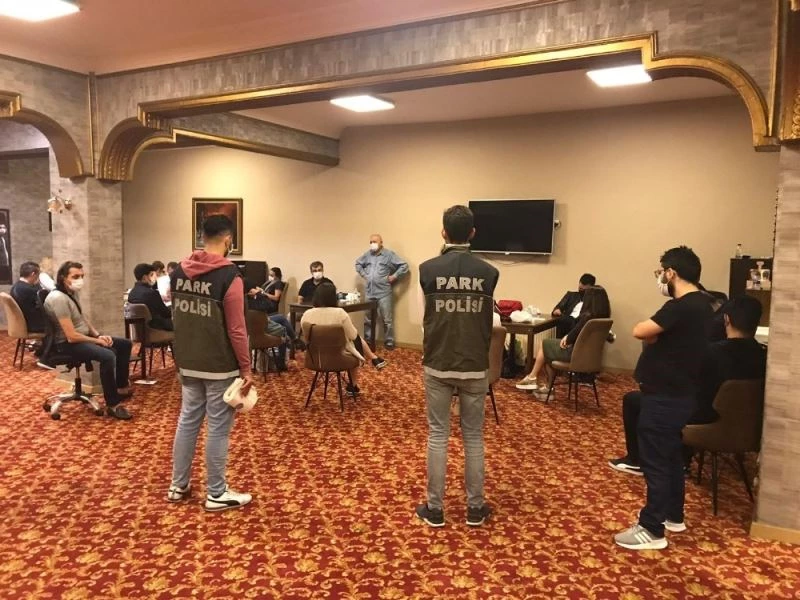 Dernekte kumar oynarken yakalanan 23 kişiye 50 bin lira para cezası
