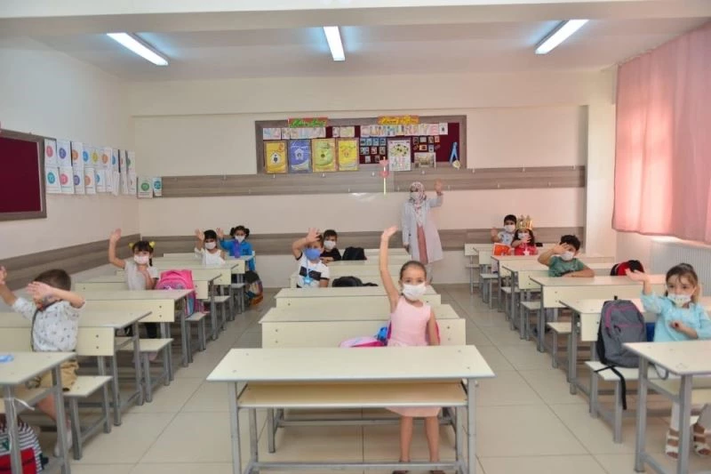 Elazığ’da 272 okulda 13 bin 765 öğrenci yüz yüze eğitime başladı
