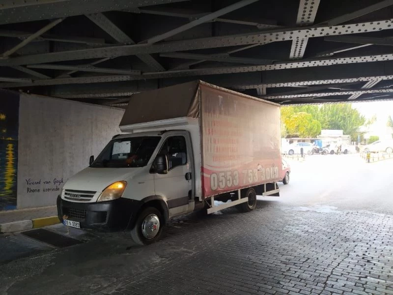 Köprüye sıkışan araç, lastiğinin indirilmesi ile kurtarıldı
