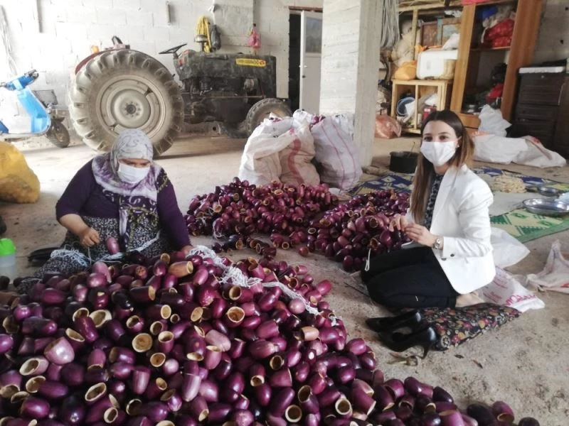 Topuklu ayakkabılarını çıkardı ipe patlıcan dizdi
