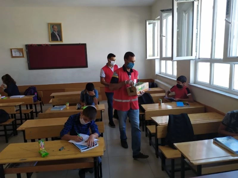 İlk teneffüs kek ve meyve suyu Kızılay’dan
