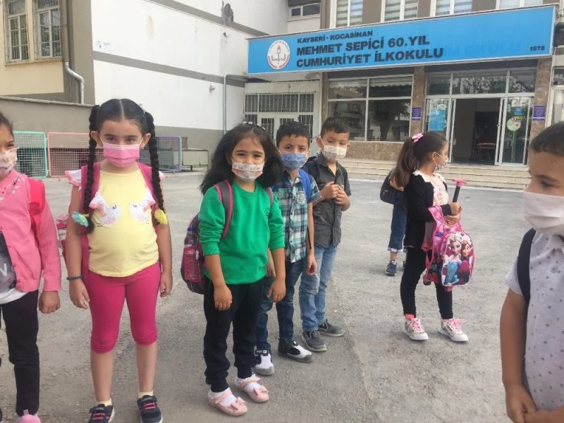 Kayseri’de minikler yüz yüze eğitime maskeleri ile geldi
