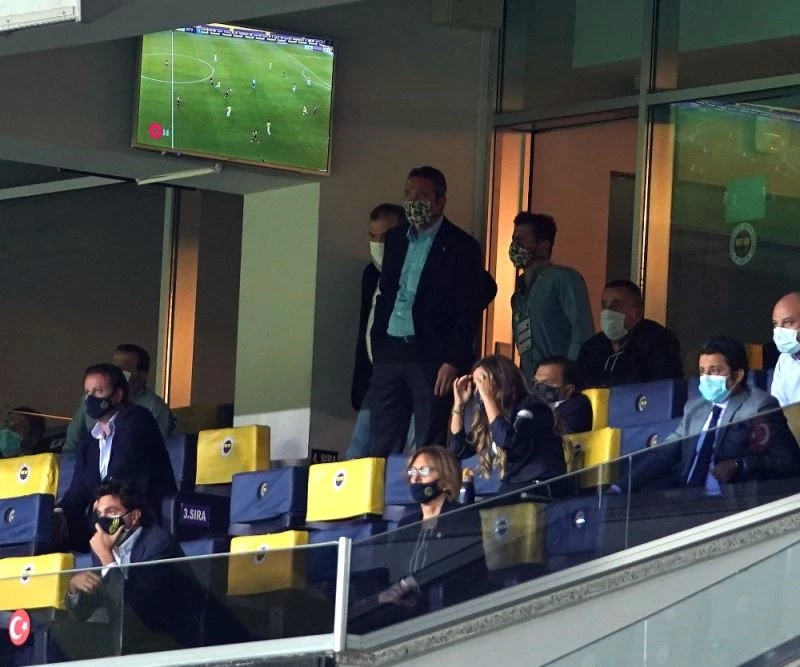 Koç ve Belözoğlu son dakikayı ayakta izledi
