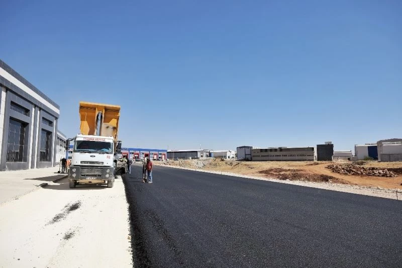 KÜSGET’te yeni açılan yollar asfaltlanıyor
