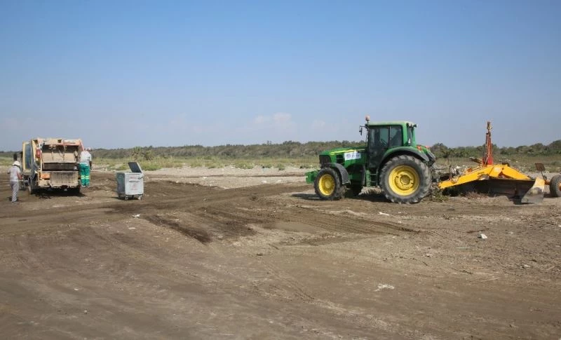 Adanalıoğlu sahili, lazerli plaj kumu eleme makinesiyle temizlendi
