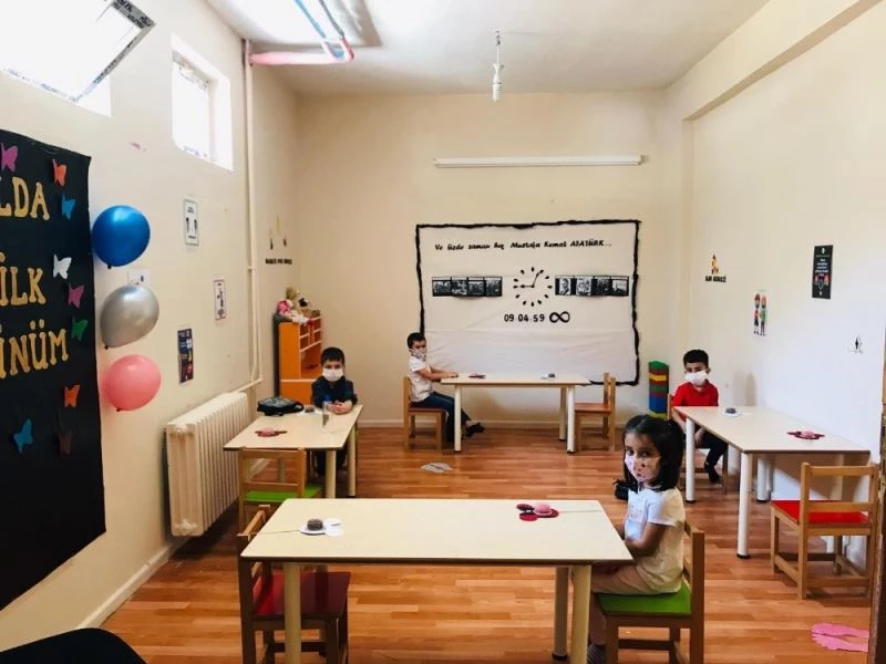 1. sınıflar pandemi kuralları altında eğitim ve öğretime başladı
