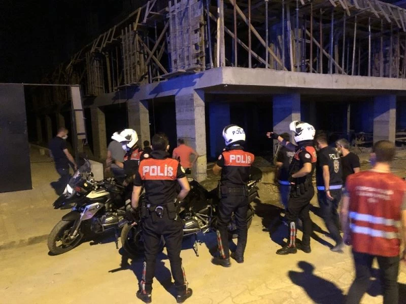 Elleri kelepçeli olarak polis aracından atlayıp kaçan zanlıyı yakalamak için seferber oldular
