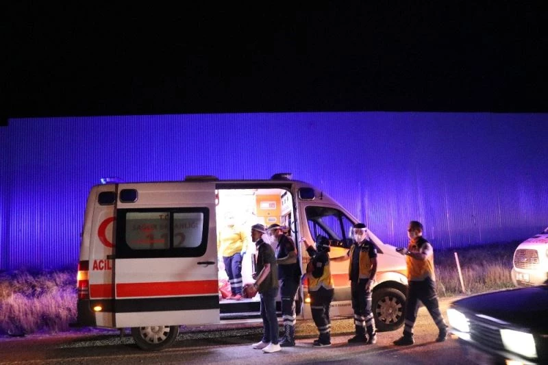 Bolu’da, traktörün römorkuna çarpan otomobil takla attı: 3 yaralı
