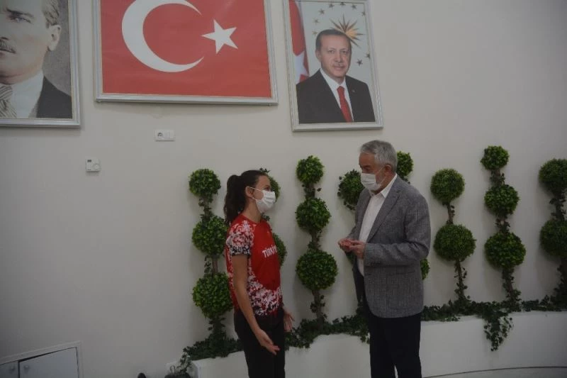 Başkan Başdeğirmen,  Balkan şampiyonu Rumeysa Coşkun’u altınla ödüllendirdi
