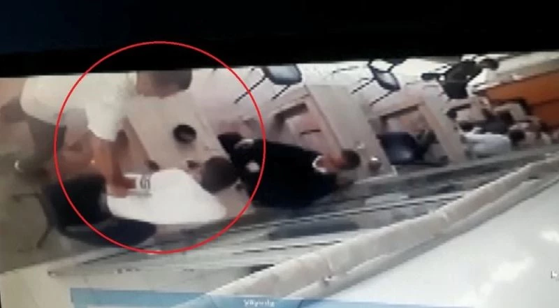 Akli dengesi yerinde olmayan saldırgan çay içen şahsı defalarca böyle bıçakladı
